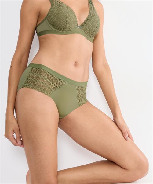 Triumph Maxi Slip Aura Spotlight